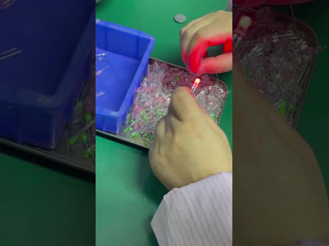 トラフィック 赤色 620nm 45deg 12000mcd ゴールドワイヤー 円形 5mm LED フレンズ 屋外用