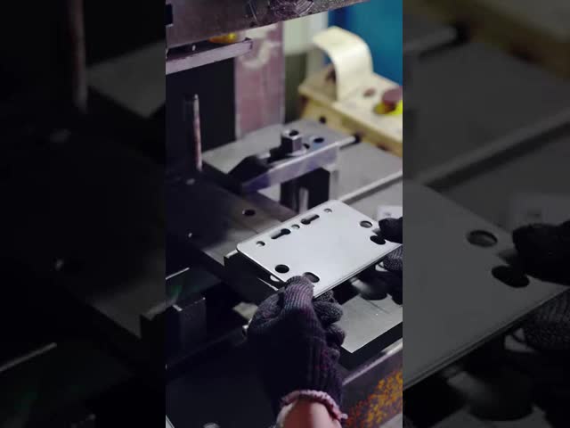 Шкаф склада/металлическое хранение супермаркета кладут на полку/сверхмощный шкаф