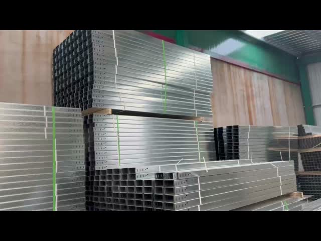 壁に装着された電線管理用電線用電線用電線用電線