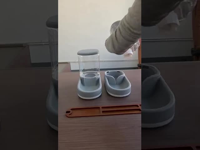 Food Grade Silicone Automatic Water Dispenser Gravity Flow Design For Dogs And Cats