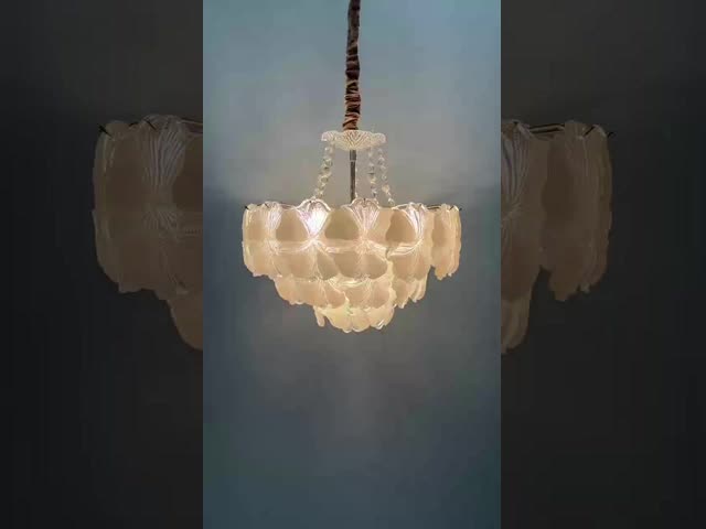 Teto moderno Crystal Chandelier Stylish And Luxurious montado para a decoração da casa