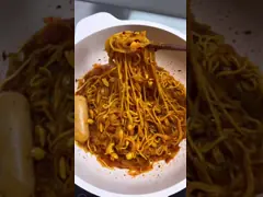161 g suchej mieszanej instant noodle z koreańską kiełbasą z aromatem gorącego kurczaka