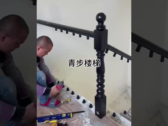 階段 リニューアル 階段 柱 アルミ 青銅 階段 柱 現代のバルコニー 階段 柱