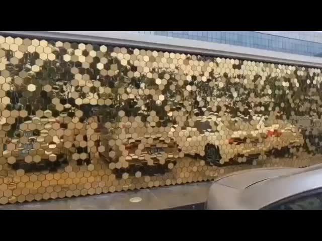 運動正面は博物館およびショッピング モールを飾るための風の強い日の波のように揺れる