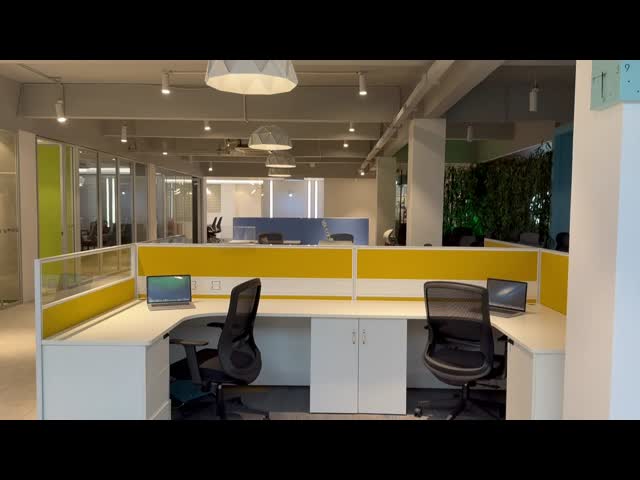 Mesa de trabalho ISO modular para quatro pessoas Painel de vidro de madeira preta