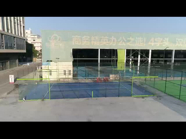人工的な草と入手しやすい目に見えるPadel LEDのテニス コートの車椅子