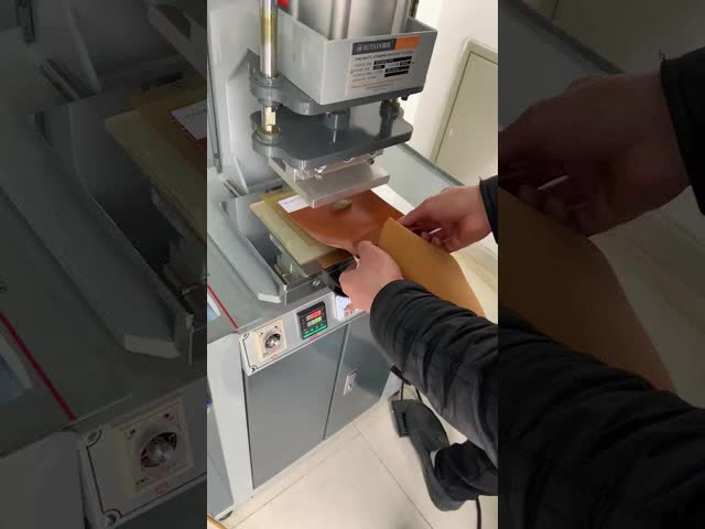パネウマティックシューズ製造機 布のロゴ 3Dエムボス式ホットフォイルスタンプ機
