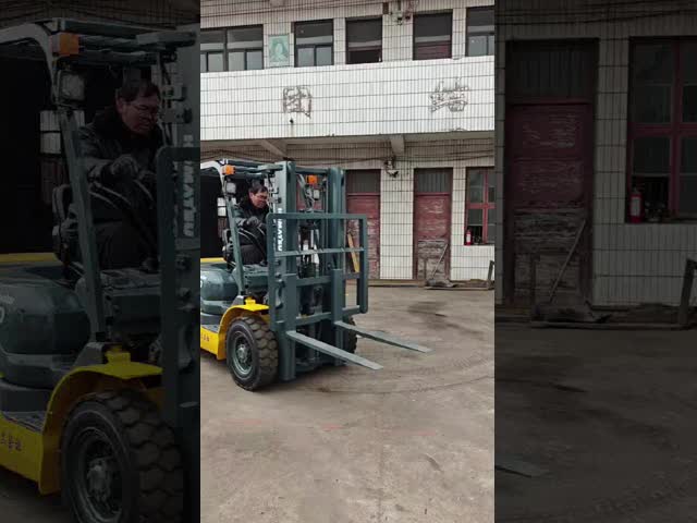 3トンの二手ディーゼルフォークリフト コマツー FD30 座席操作者の重量