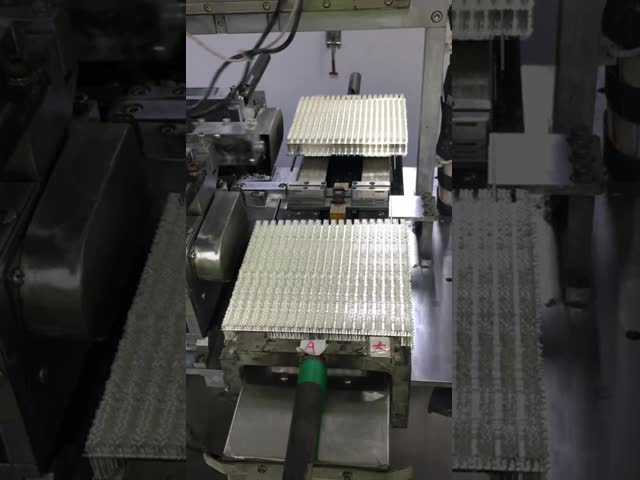 5mm 2Hz 1/6 デューティサイクル 12V 明るいオレンジ色 600nm 1200mcd 90deg レジスタ 統合 フランジェレス コンカブフラッシング LED