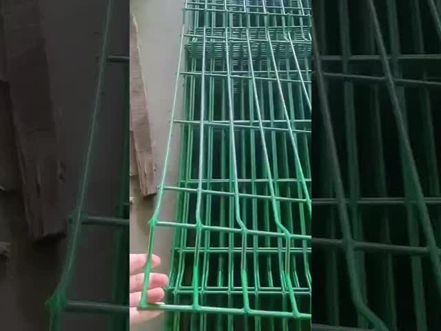 50×100mmの3D防御フェンスは正方形のポストが付いている金属線の塀5mmを