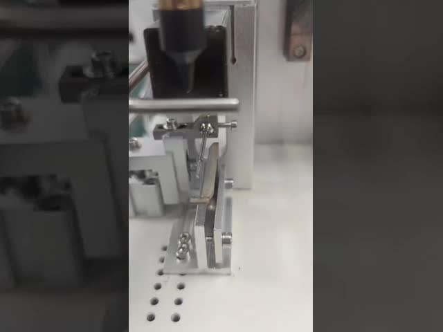 LED ストライプとPCB 板のケーブルを溶接するための新しい半自動溶接ロボット