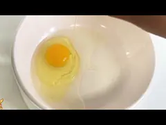 Heerlijke instant noedelsop met koken met kokend water en tomatensoep smaak