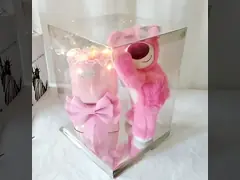 Mezuniyet sezonu için sınıf arkadaşlarıma ve öğretmenlerime çilekli ayı bebekler, gül buketleri, Qixi Festivali hediyeleri ve kız arkadaşıma ve en iyi arkadaşıma doğum günü hediyeleri verdim
