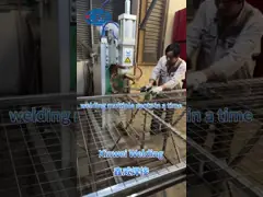 列の溶接機で溶接するワイヤのメッシュ