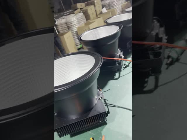 Faixa de frequência de 50-60Hz Luz de inundação LED em cor de superfície branca preta