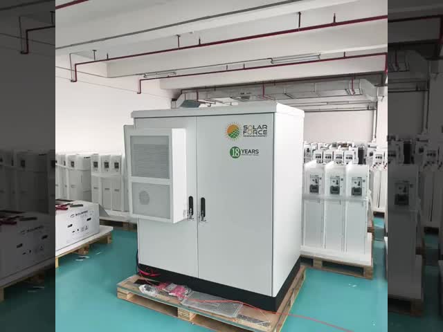 メタルフロアにマウントされたUPSキャビネット ガラスドア付き太陽光発電カメラのための囲い