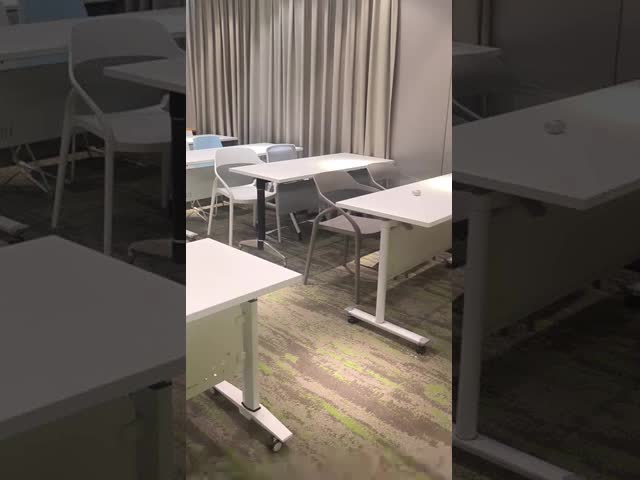 耐久性のあるオフィスミーティングデスク折りたたみ式白い会議室テーブル