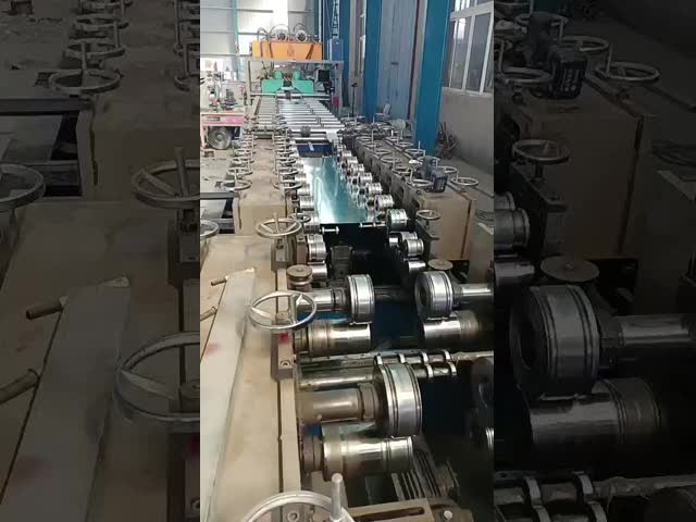 100mm シルバーメタルケーブルトレイ 壁に設置され空間最適化