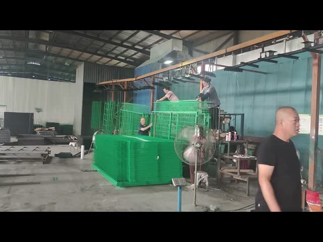 V Fold 3D Panel Triangle Bend Rigid Iron Wire Mesh Fence For Garden Fencing 5MM Wire Diameter PE Coated Surface