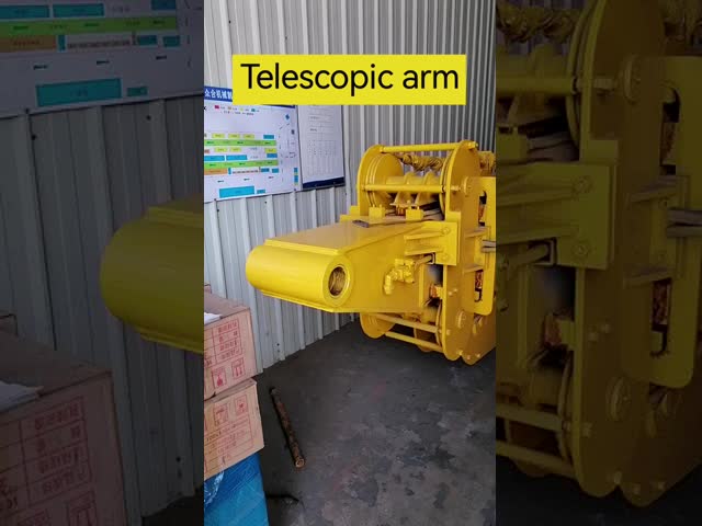 捕らえるための歯を持つクラムシェルバケットを持つ望遠鏡掘削機