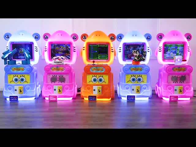 楽しいゲーム体験のために鮮やかな色と照明効果を持つユニークなサメテーマ