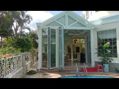 Porte coulissante pliante de patio en verre et aluminium à cadre blanc robuste