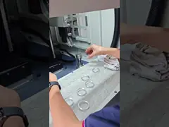 高効率 2 ステーション CNC ブラシング マシン 定期形の丸い蓋の平面および横面加工に特化した