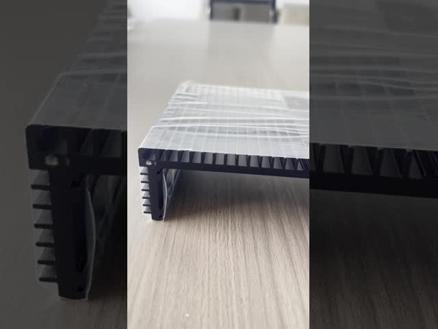 O alumínio 6063 industrial personalizado expulsou perfil com a trituração/que fura