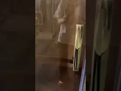 Έλεγαντα ντους με χρωματισμένο γυαλί και χρυσό αλουμινένιο πλαίσιο