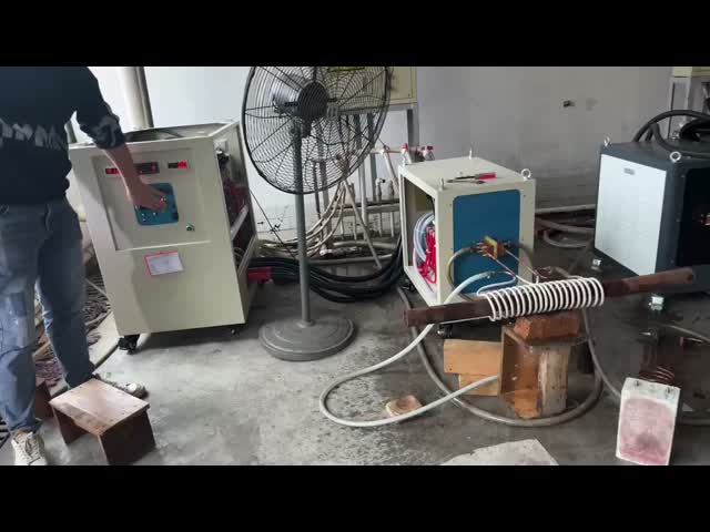frequência da máquina 10-50khz Fluctualting do tratamento térmico do metal 60KW com refrigerador industrial