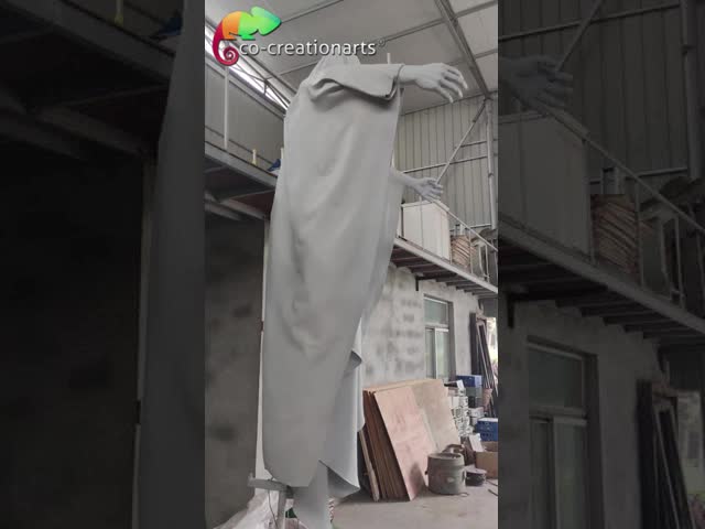 謎のローブ姿の人物のファイバーグラス像、発光する額付き