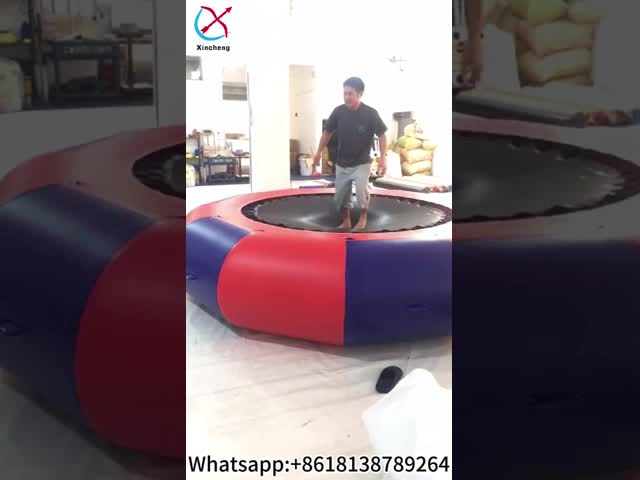サプライヤーインフレータブルウォーターゲームインフレータブルウォーターフローティングトランポリンポンプ付き