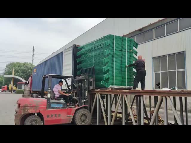 屋外の庭の粉は電流を通されたBrcの網の塀に塗った