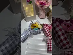 Regali per San Valentino e per la festa di metà autunno: bambole Kuromi, bouquet di rose, sapone, fiori, girasoli e regali di Natale