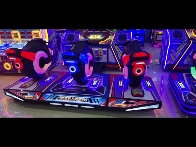 運動2プレイヤーの小さな子供 レーシングモータービデオゲーム トランスフォーマー3