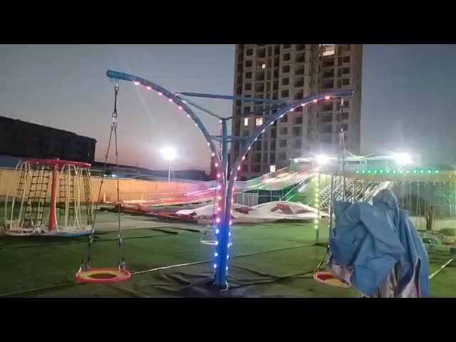 インタラクティブなライトエフェクトを持つ屋外遊び場の中心