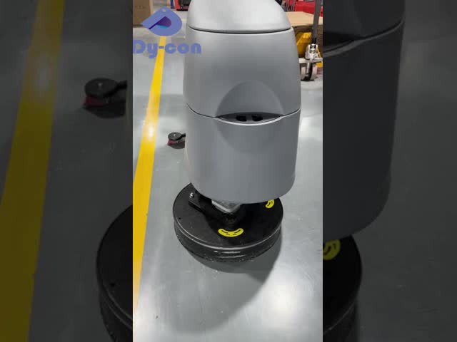 駐車場を掃除するための大きな水タンク