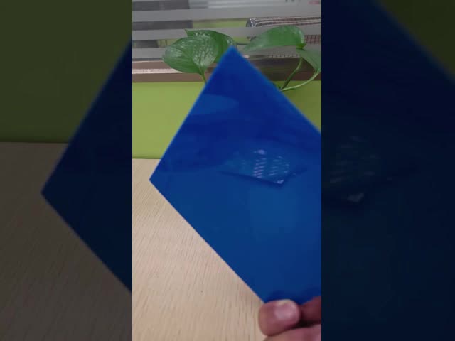 軽量な設計で,操作と設置を容易にする不透明の青色ポリ炭酸固形シート