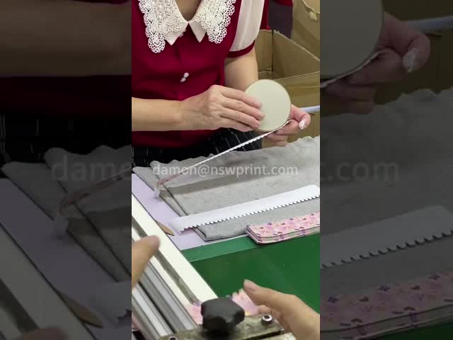 光沢のあるニスをかけるペーパー包装の管によってカスタマイズされる食品等級の白いボール紙の中心