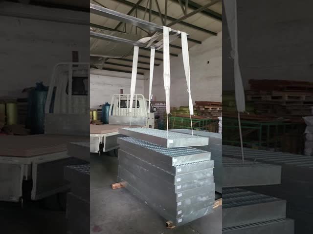 Serrated Anti-Slip Safety Grating Cover Welded Hot Galvanized Steel Grating Walkway Grates Heavy Duty Metal Floor Pigeonry