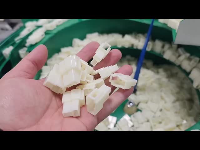 Automatic intelligent visual inspection machine for plastic PP parts