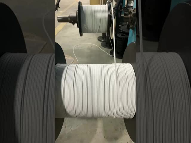 オプティカルケーブルを蝶形に導入