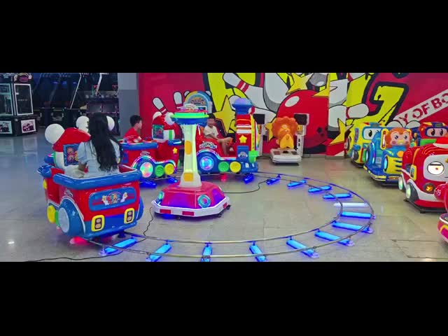 主な素材がファイバーグラスと金属の、遊園地向け乗り物（コイン2～5枚で遊べます）