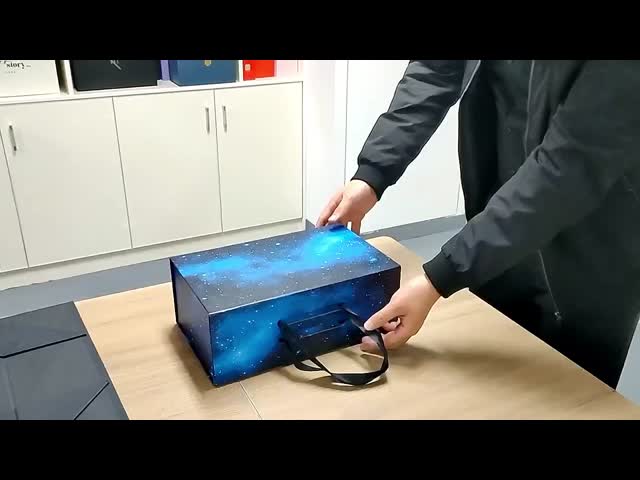 折りたたむことができる磁気ギフトボックス 衣類と靴のためのハンドル 硬い四角形パッケージボックス