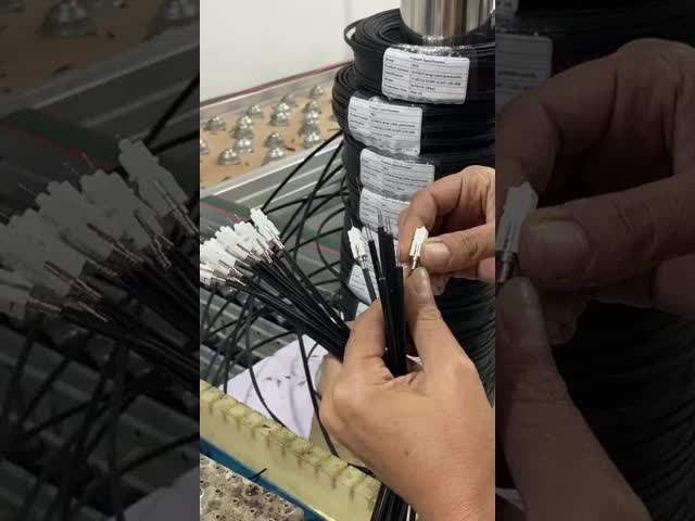 自己支持 FTTH のパッチ・コード SC - SC 繊維のドロップ・ケーブルの黒 FRP LSZH 20M