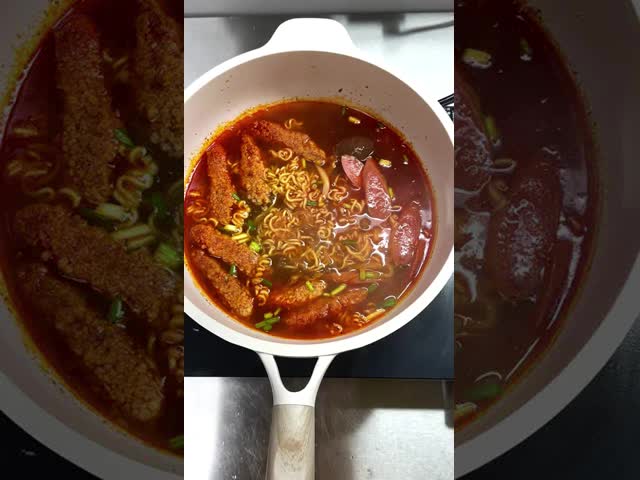 208g 中華インスタントラーメン、ビーフン入り、スパイシーカタツムリヌードル風味、美味しいスープラーメン