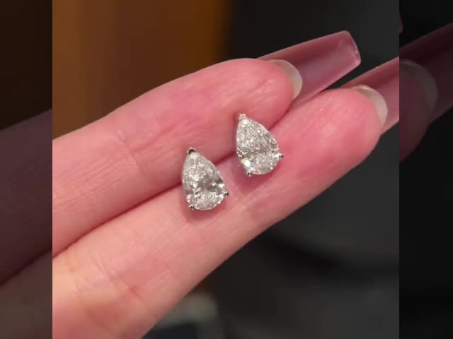 18K Gold Pear Cut Lab Grown Diamond Stud Earrings VVS-VS Clarity