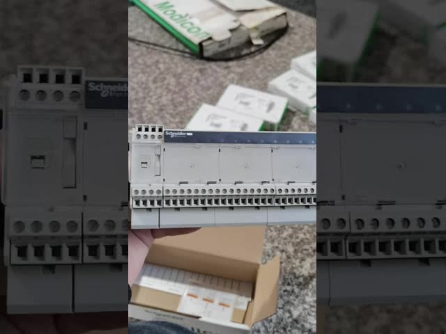 16 Channel Schneider ABE7R16S210 Relay Sub-Base 24V DC High Current Rating