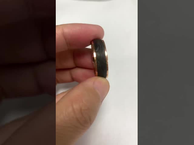 2025 New Custom Mens Wedding Band Forged Carbon Fiber Inlay Wedding Bands  Plated Gold and Rose Gold