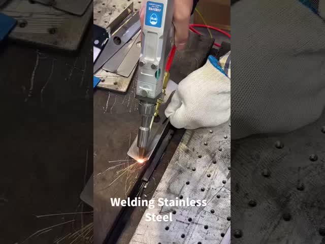 Four In One Fiber Laser Welding Machine Weld For Metal SS CS AL 3000W